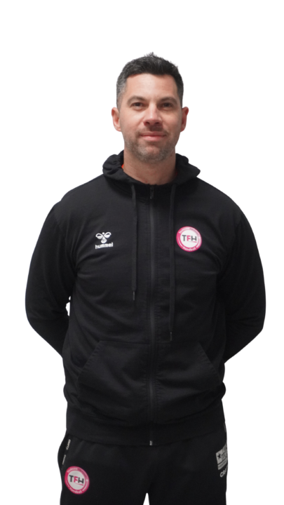 Homme portant un sweat TFHB Toulouse féminin handball.
