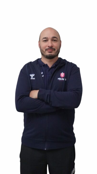 Homme TFHB Toulouse féminin handball, veste bleue, bras croisés.